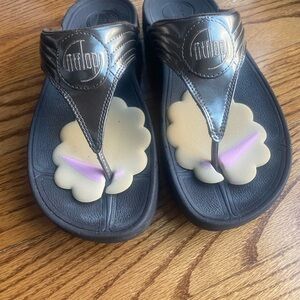 Fitflop Kids Metallic Black Thong Sandals with Cream Flower & Lavender Detail